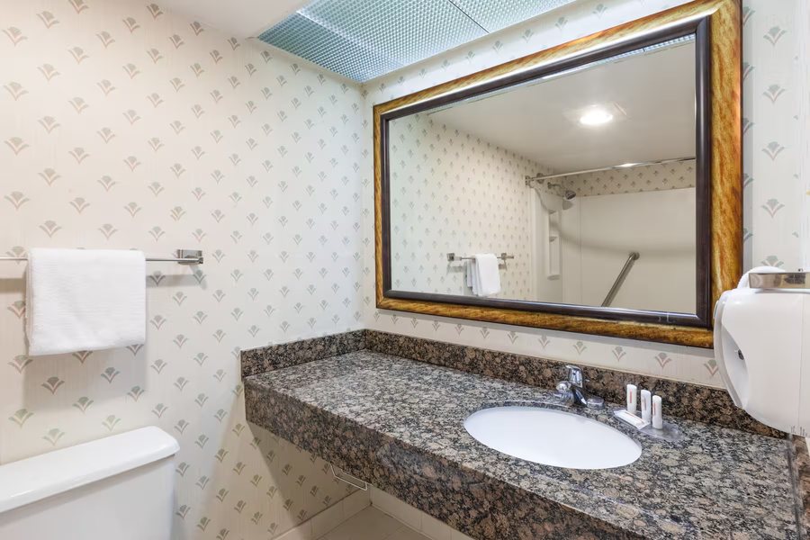 Days Inn by Wyndham Sherman — Bathroom