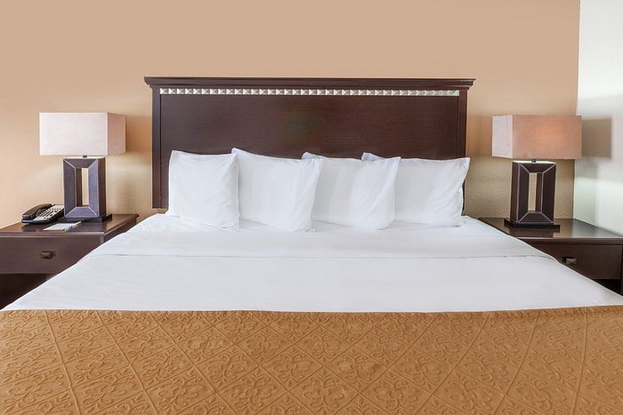 Days Inn by Wyndham Sherman — Guest room