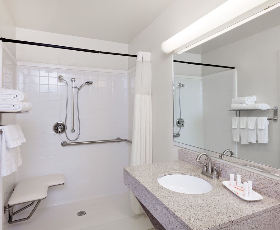 Days Inn by Wyndham Show Low — Bathroom