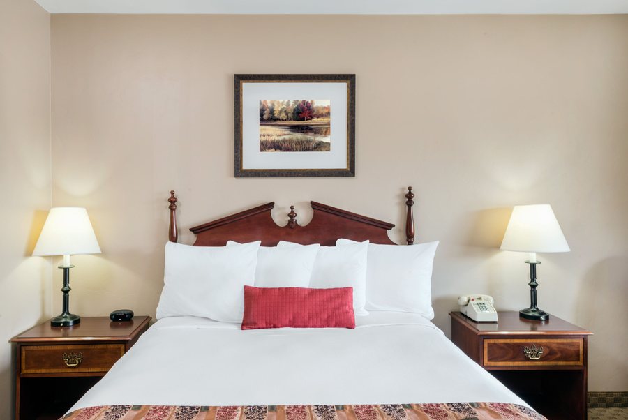 Days Inn by Wyndham Show Low — Guest room