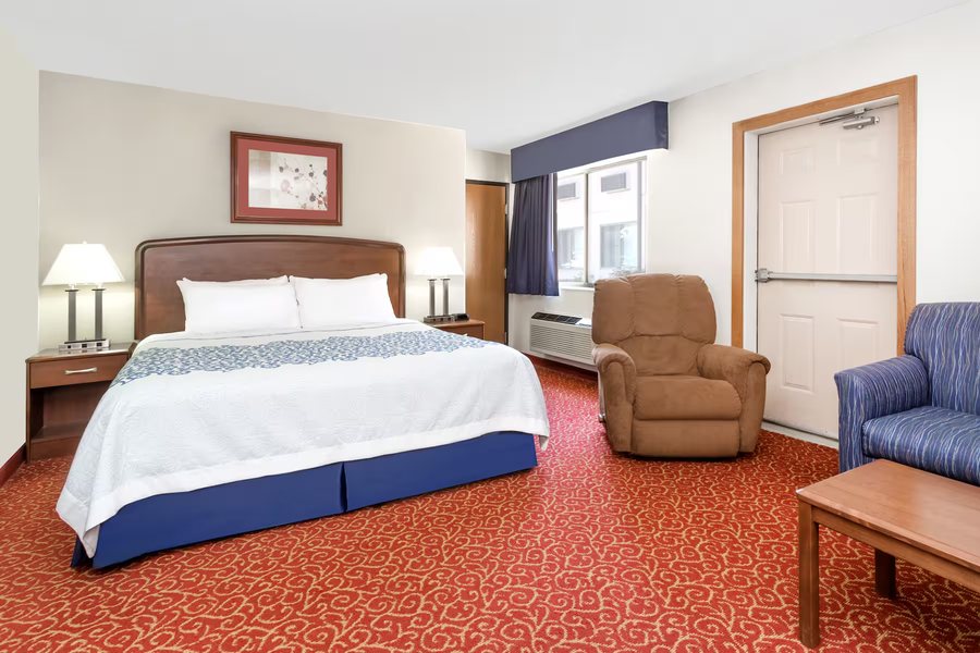 Days Inn by Wyndham Sidney — Guest room