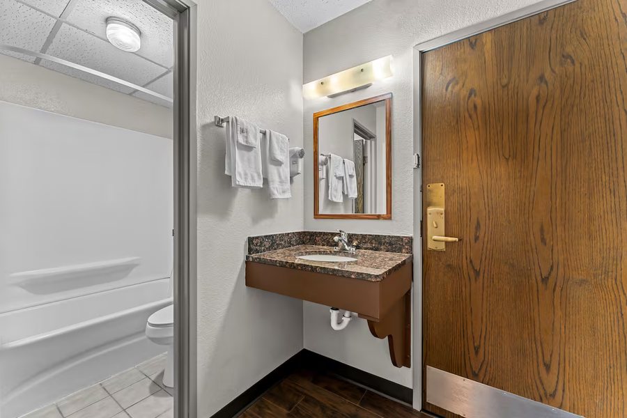 Days Inn by Wyndham Sioux City — Bathroom
