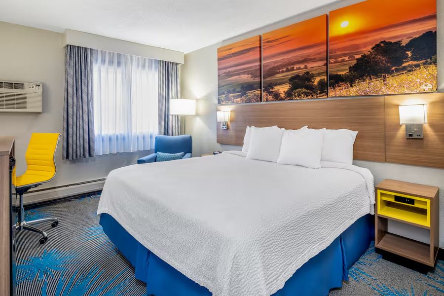 Days Inn by Wyndham Sioux Falls Airport — Guest room