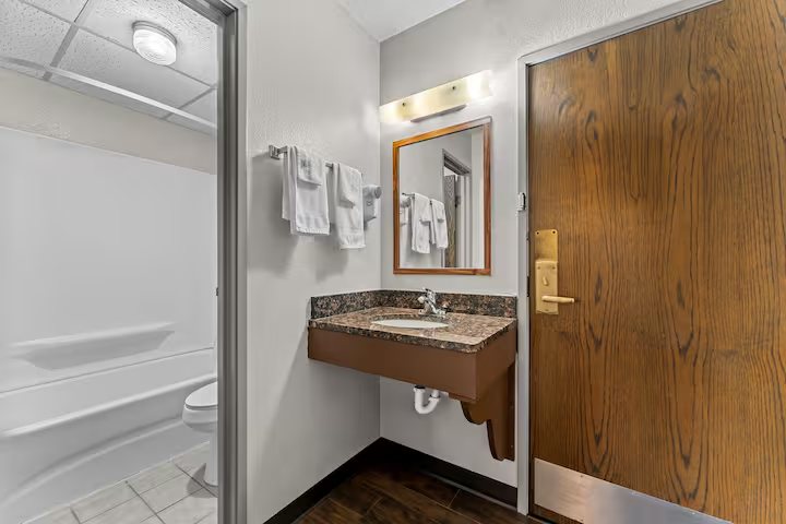 Days Inn by Wyndham Sioux Falls — Bathroom