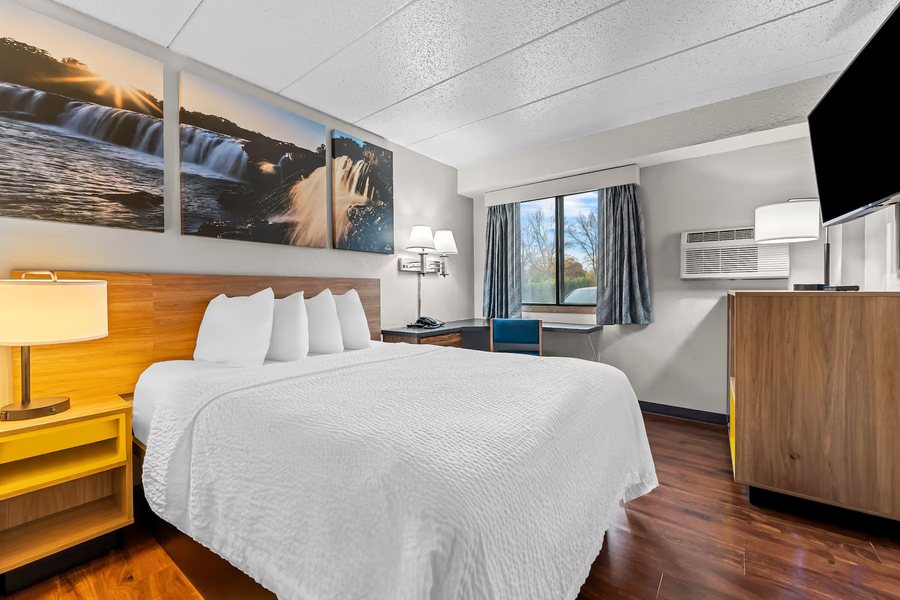 Days Inn by Wyndham Sioux Falls — Guest room