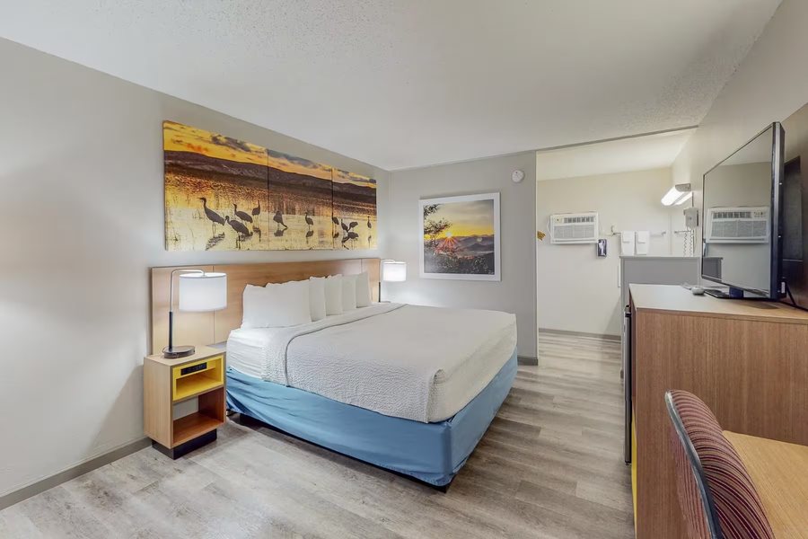 Days Inn by Wyndham Socorro — Guest room