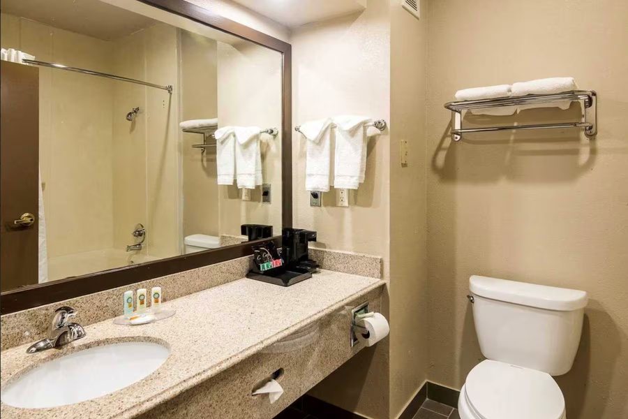 Days Inn by Wyndham South Fort Worth — Bathroom