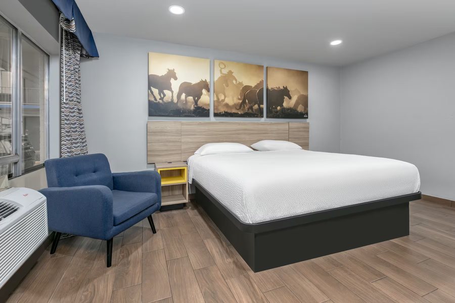 Days Inn by Wyndham South Fort Worth — Guest room