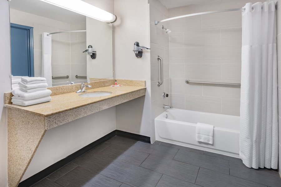 Days Inn by Wyndham South Lenwood — Bathroom