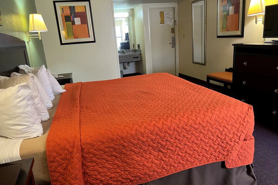 Days Inn by Wyndham Southern Hills Oru — Guest room