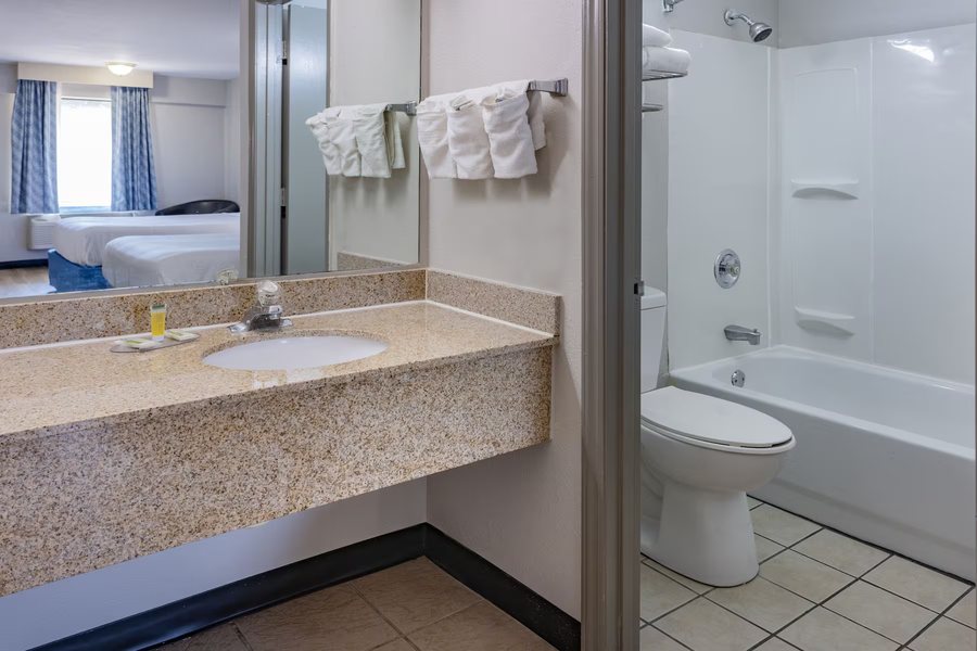 Days Inn by Wyndham Spartanburg — Bathroom