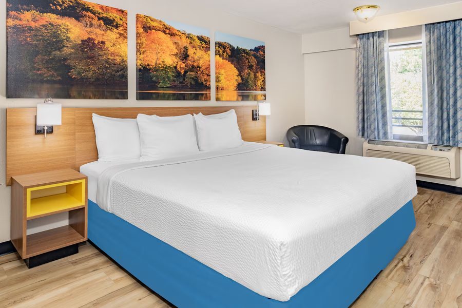 Days Inn by Wyndham Spartanburg Waccamaw — Guest room