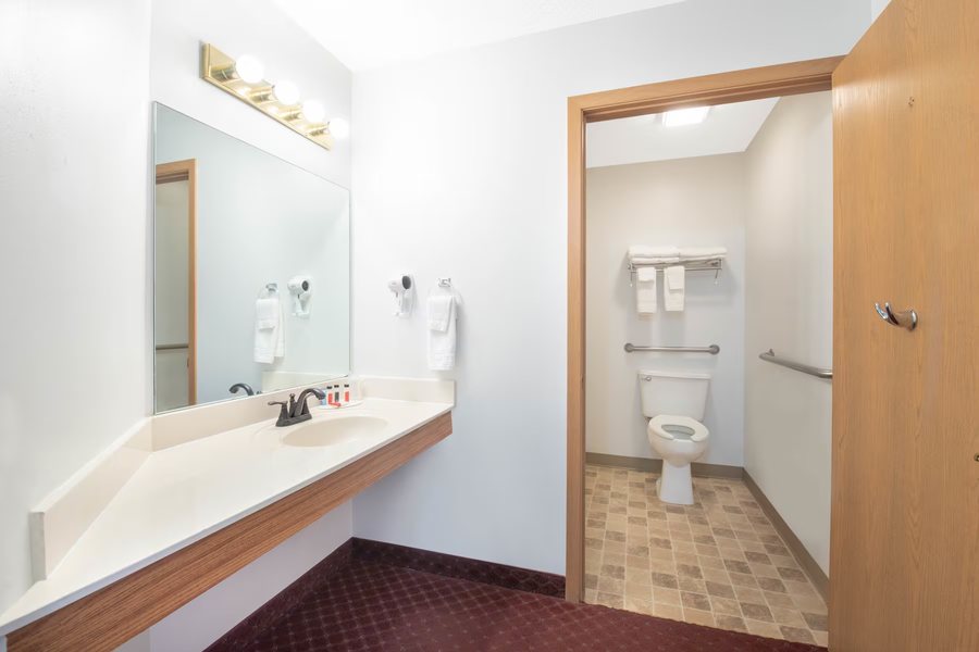 Days Inn by Wyndham Spearfish — Bathroom