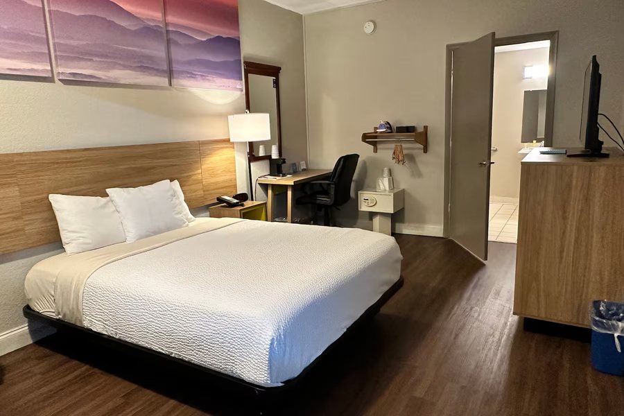 Days Inn by Wyndham St Augustine West — Guest room