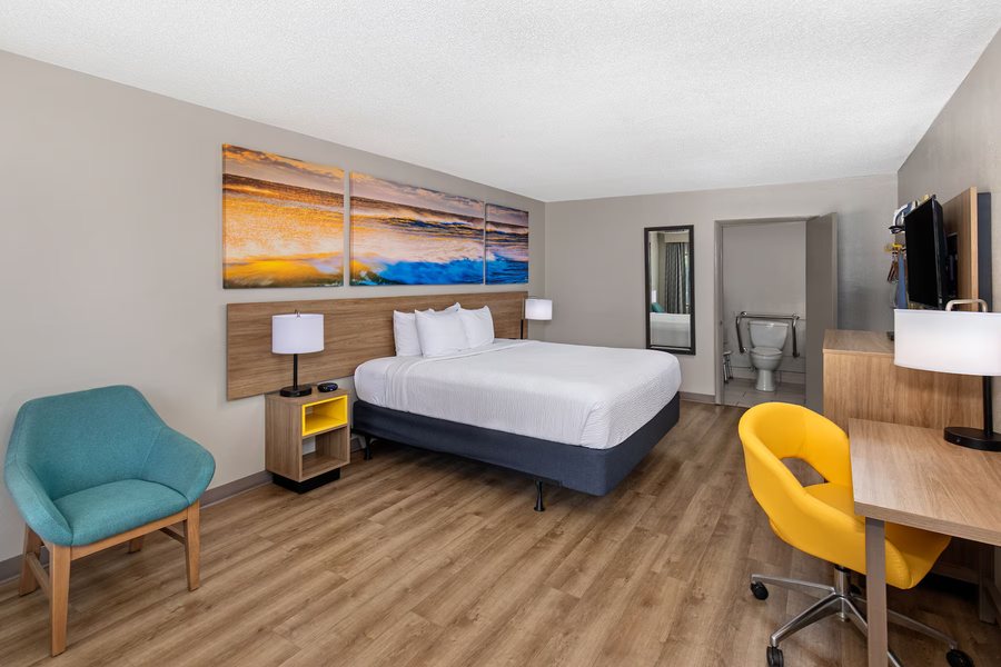 Days Inn by Wyndham St George — Guest room