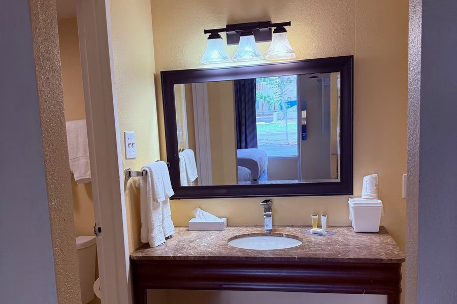 Days Inn by Wyndham St Petersburg Central — Bathroom