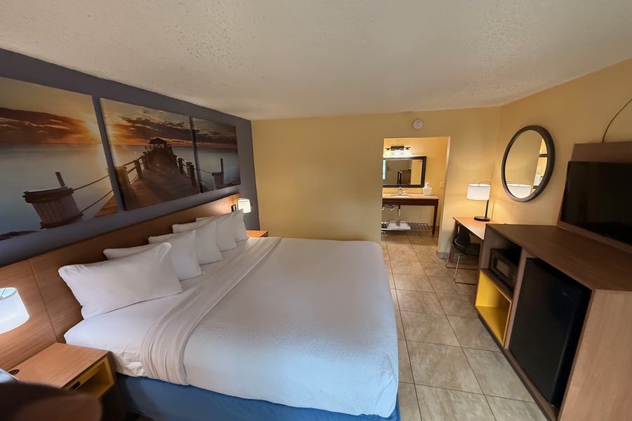 Days Inn by Wyndham St Petersburg Tampa Bay Area — Guest room