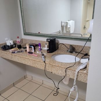 Days Inn by Wyndham Statesboro — Bathroom