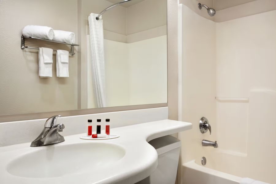 Days Inn by Wyndham Stockton — Bathroom