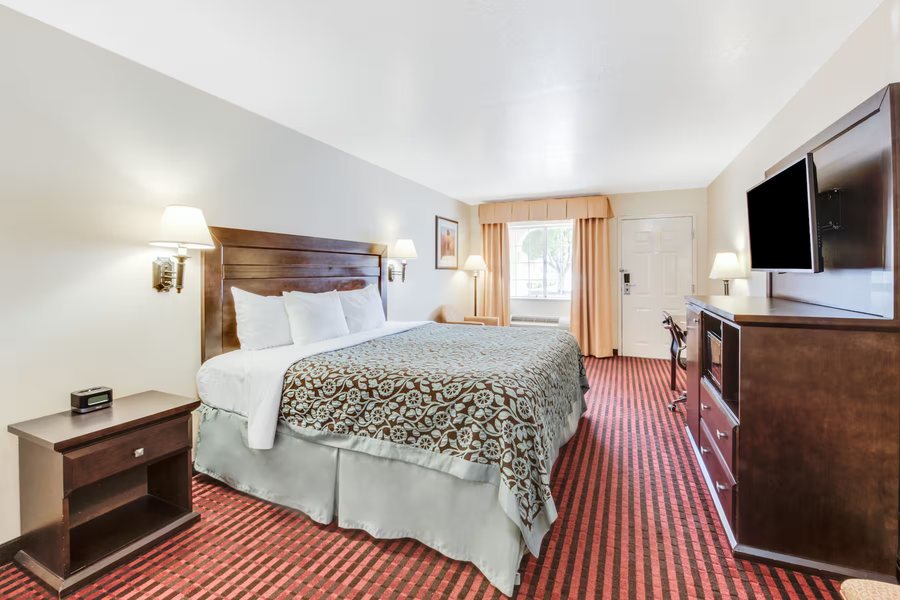 Days Inn by Wyndham Stockton — Guest room