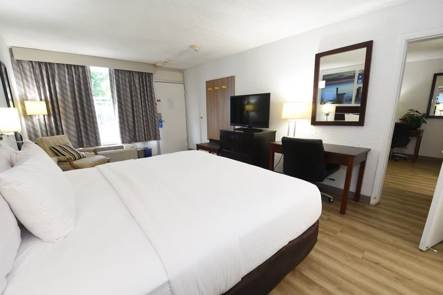 Days Inn by Wyndham Stuart — Guest room