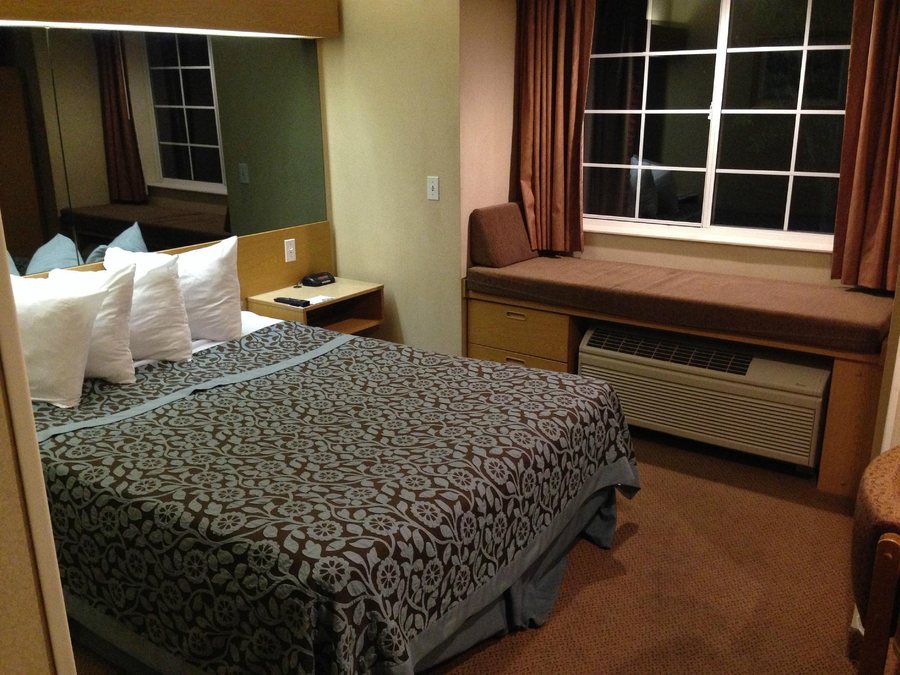 Days Inn by Wyndham Sturbridge — Guest room