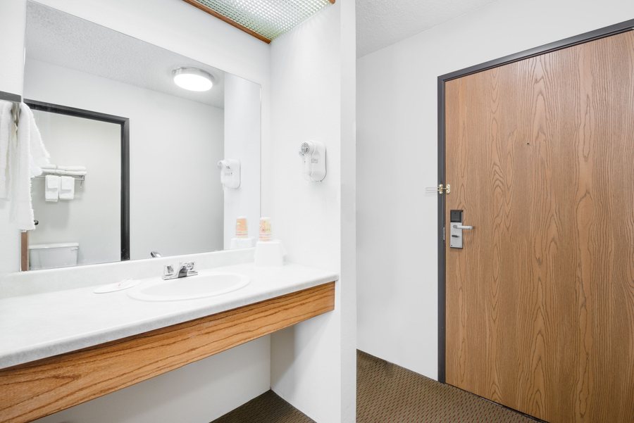 Days Inn by Wyndham Sturgis — Bathroom