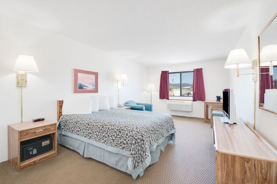 Days Inn by Wyndham Sturgis — Guest room