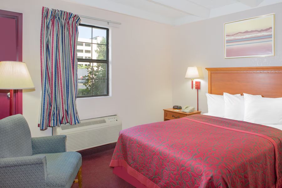 Days Inn by Wyndham Tallahassee University Center — Guest room