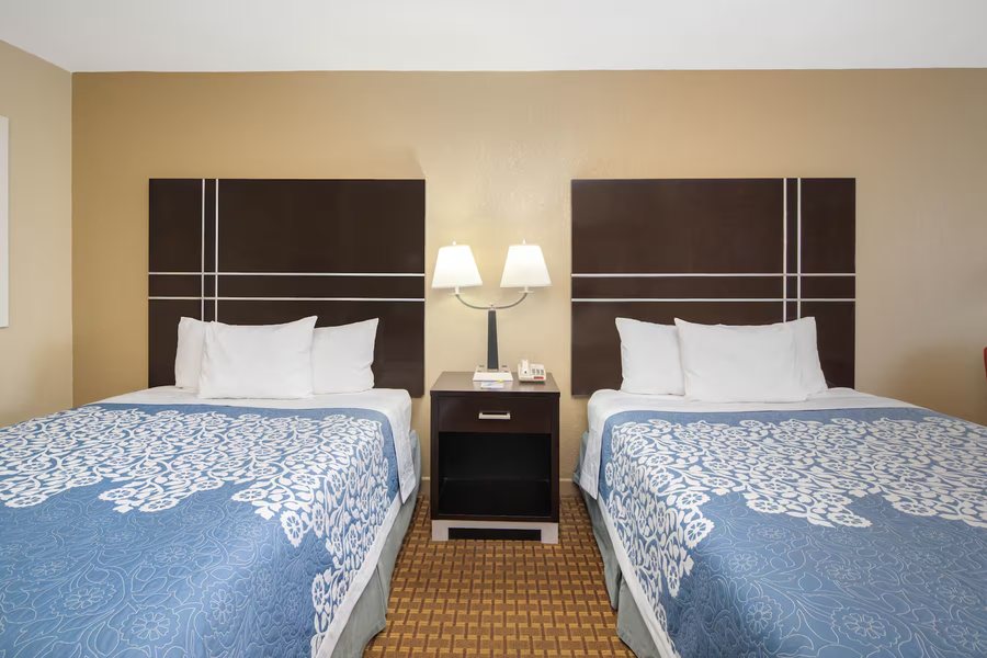 Days Inn by Wyndham Thomaston — Guest room