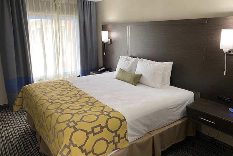 Days Inn by Wyndham Topeka — Guest room