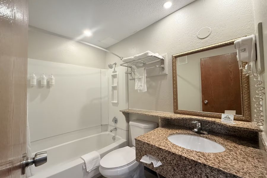 Days Inn by Wyndham Torrey Capital Reef — Bathroom