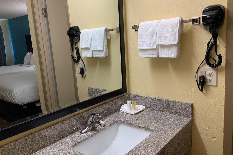 Days Inn by Wyndham Troy — Bathroom