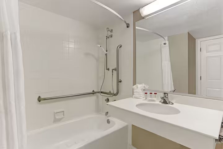 Days Inn by Wyndham Tucson City Center — Bathroom