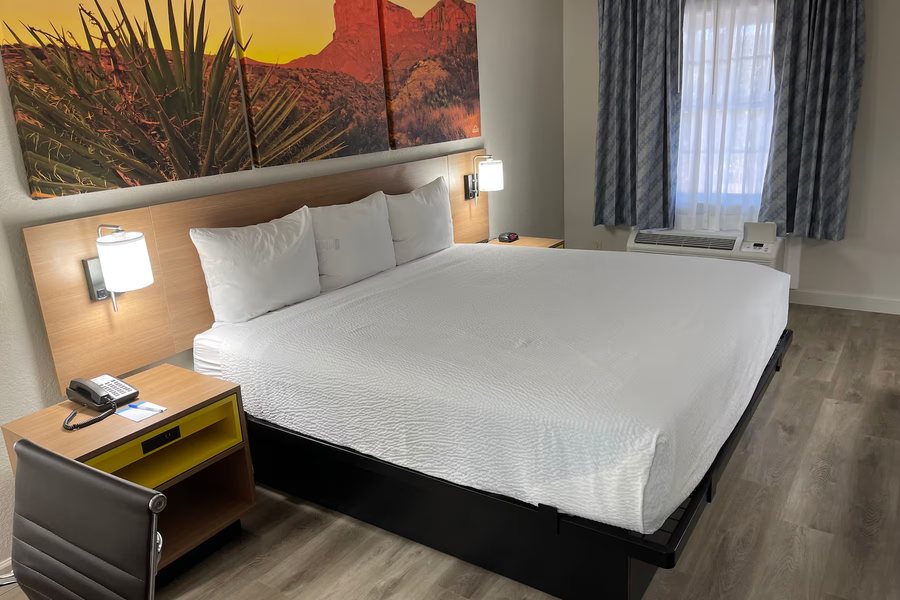 Days Inn by Wyndham Tucson City Center — Guest room