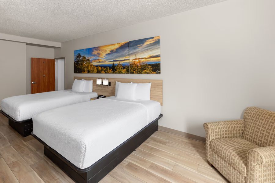 Days Inn by Wyndham Tulsa Central — Guest room
