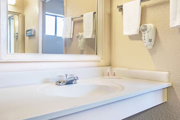 Days Inn by Wyndham Turlock — Bathroom