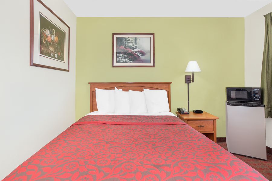 Days Inn by Wyndham Turlock — Guest room