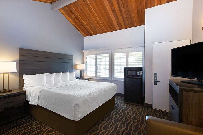 Days Inn by Wyndham Ukiah — Guest room
