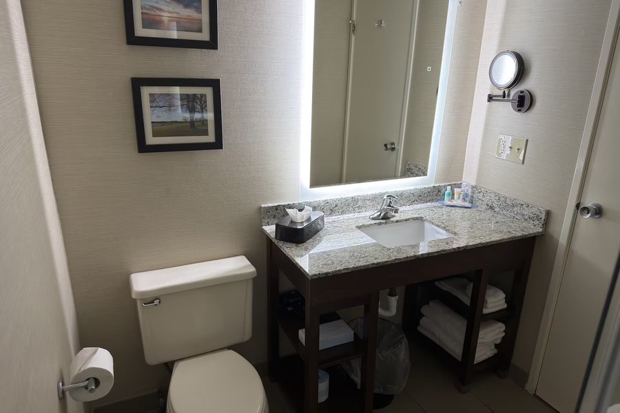 Days Inn by Wyndham Utica — Bathroom