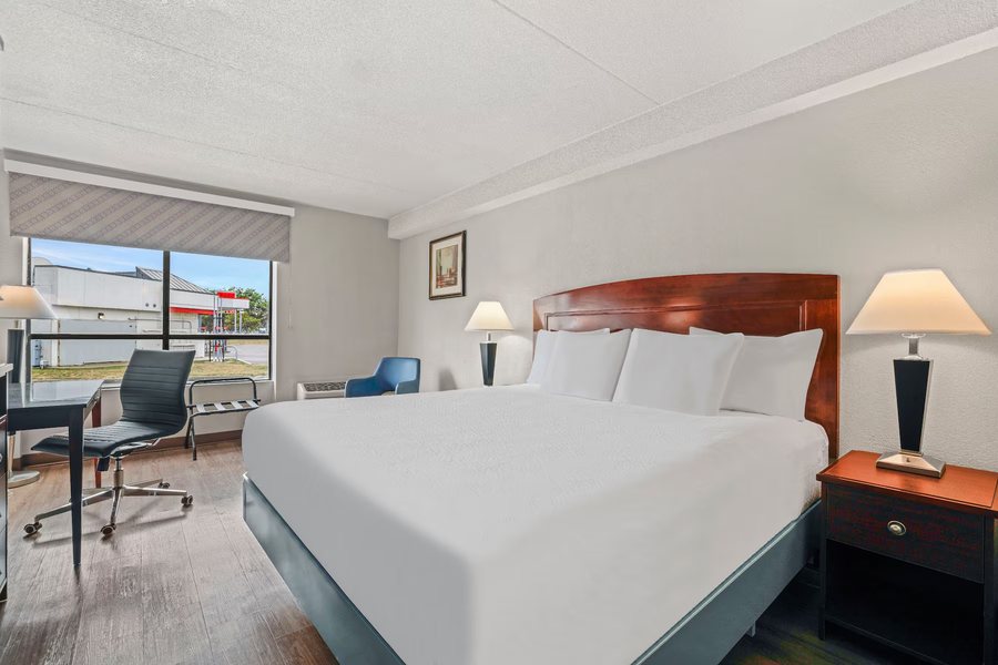 Days Inn by Wyndham Utica — Guest room