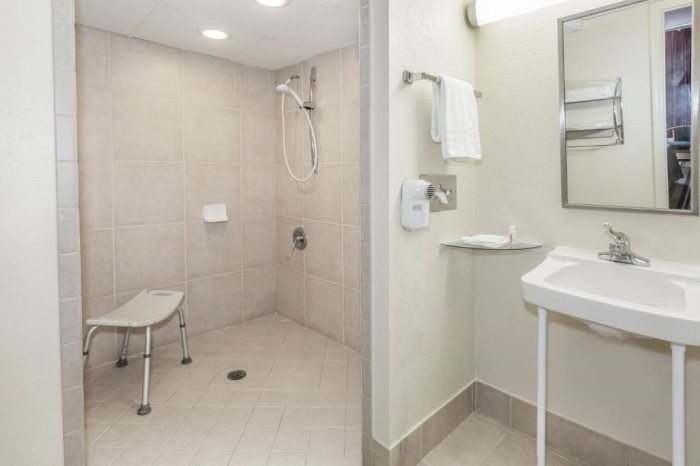 Days Inn by Wyndham Valdosta I 75 — Bathroom