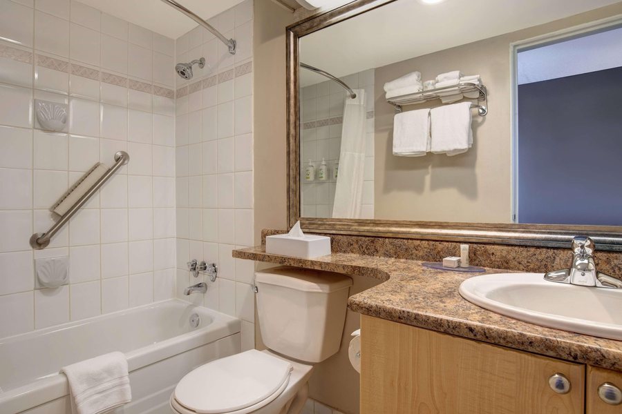 Days Inn By Wyndham Victoria Airport — Bathroom
