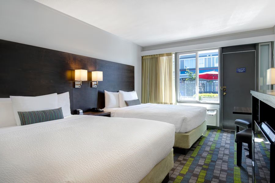 Days Inn By Wyndham Victoria Airport — Guest room