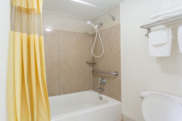 Days Inn by Wyndham Virginia Beach at the Beach — Bathroom