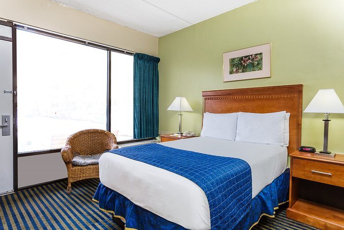 Days Inn by Wyndham Virginia Beach at the Beach — Guest room