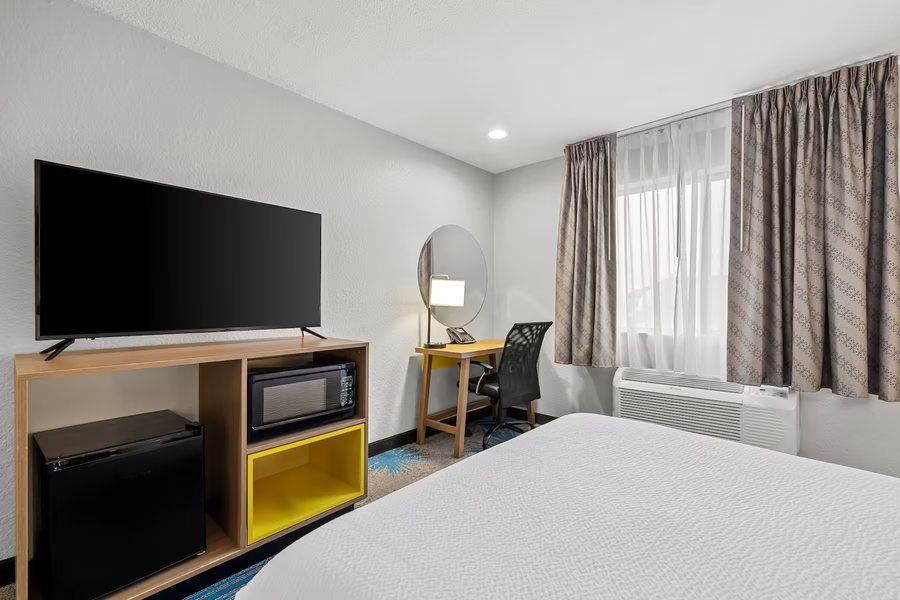Days Inn by Wyndham Wall — Guest room