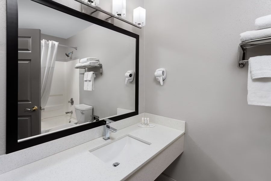 Days Inn by Wyndham Warrensburg — Bathroom