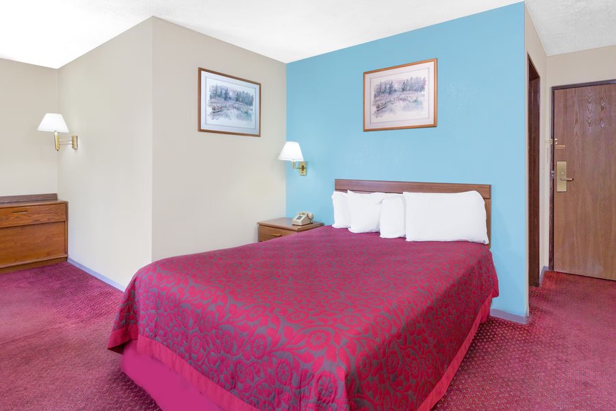 Days Inn by Wyndham Warrensburg — Guest room