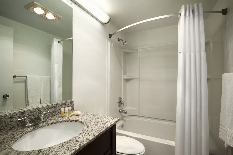 Days Inn by Wyndham Waynesboro — Bathroom